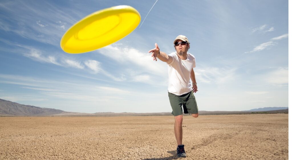 Frisbeeën op het strand