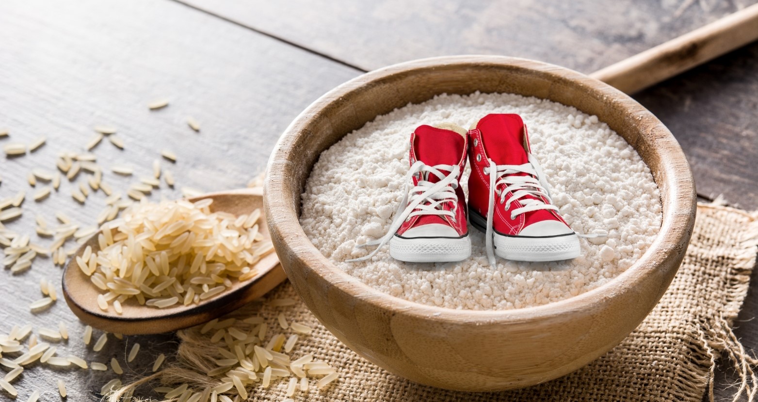 Schoenen drogen in ongekookte rijst