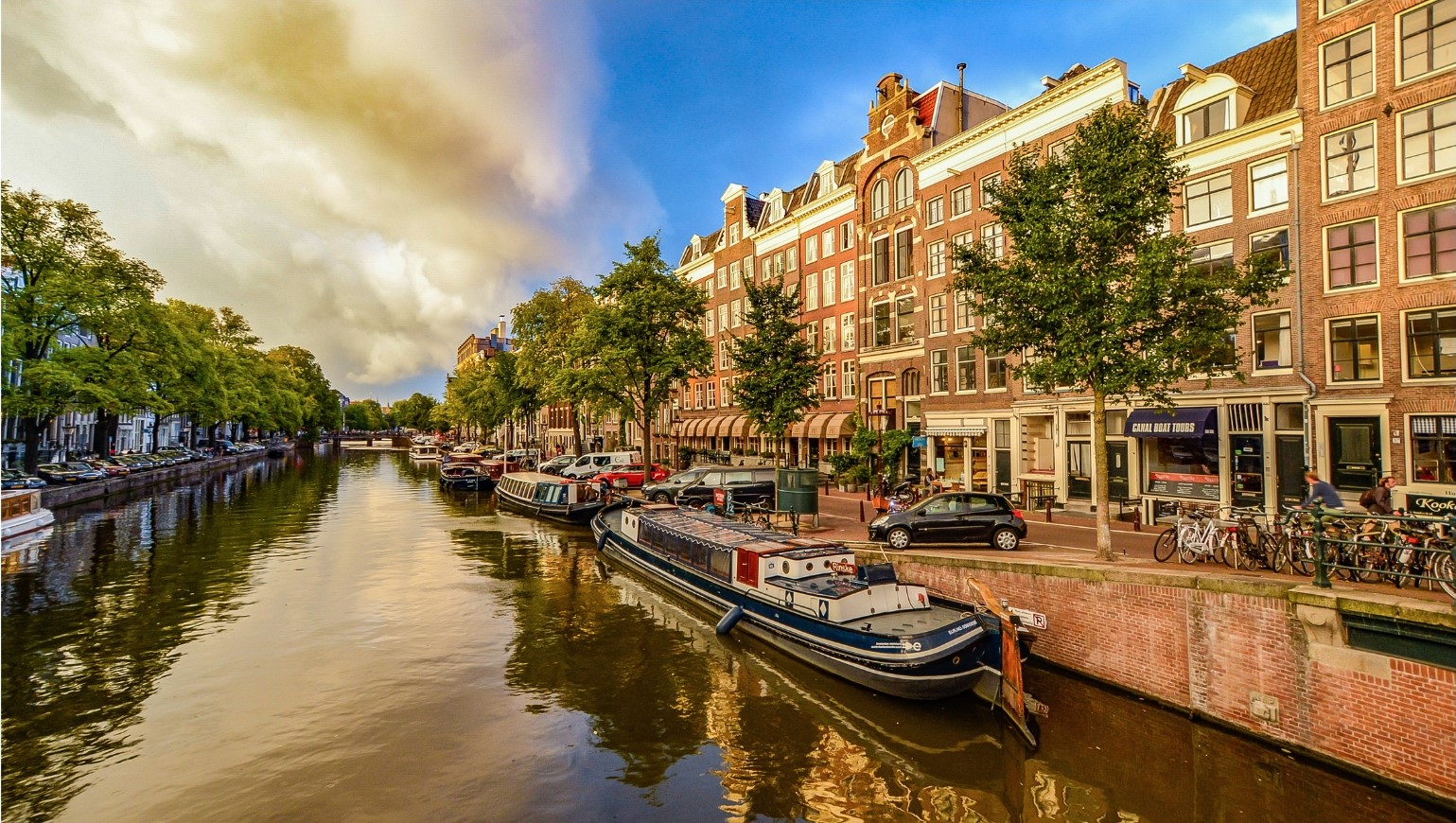 Vissen op snoek in de gracht